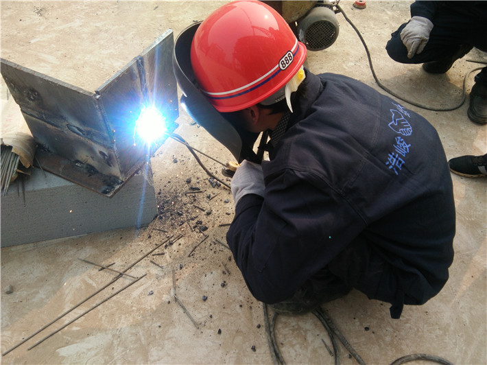 若想競賽美名成，且看焊工展技能